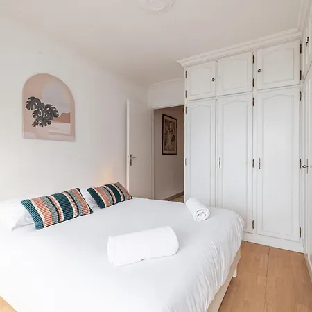 Large 2 Bdr Close To The Balcony & Garage Apartment