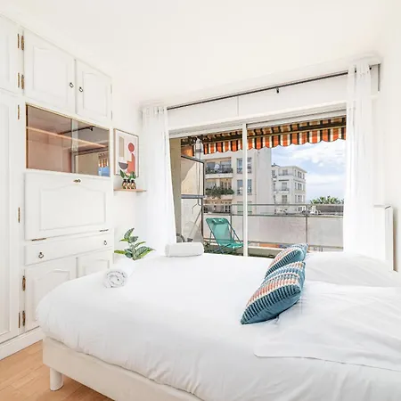 Large 2 Bdr Close To The Balcony & Garage *
