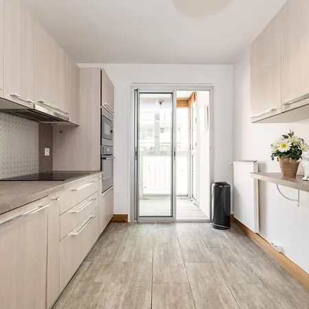 Large 2 Bdr Close To The Balcony & Garage * Nice