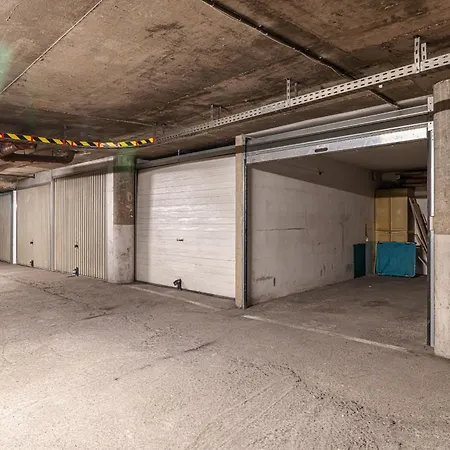 Large 2 Bdr Close To The Balcony & Garage