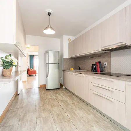 Large 2 Bdr Close To The Balcony & Garage Apartment Nice