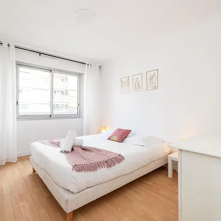 Large 2 Bdr Close To The Balcony & Garage Nice