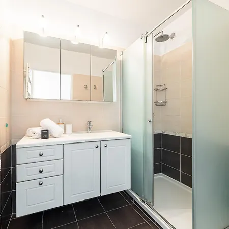 Large 2 Bdr Close To The Balcony & Garage