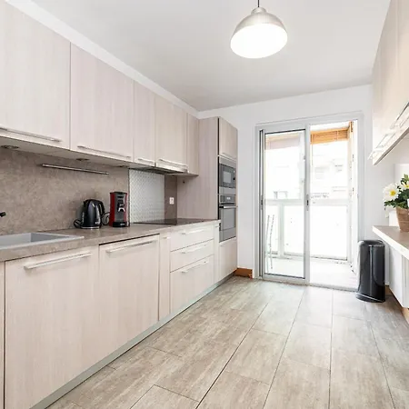 Apartment Large 2 Bdr Close To The Balcony & Garage Nice