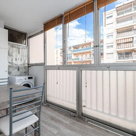 Large 2 Bdr Close To The Balcony & Garage Apartment