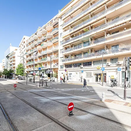 Apartment Large 2 Bdr Close To The Balcony & Garage *