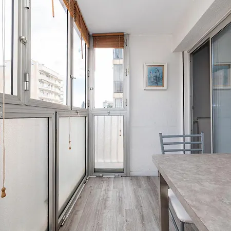 Large 2 Bdr Close To The Balcony & Garage Apartment
