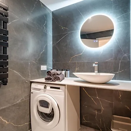Near Old Town And Fully Renovated Apartment *