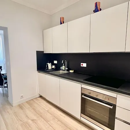 Center 2 Min Walk To Quiet Sunny Balcony Apartment