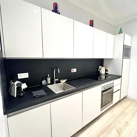 Apartment Center 2 Min Walk To Quiet Sunny Balcony *
