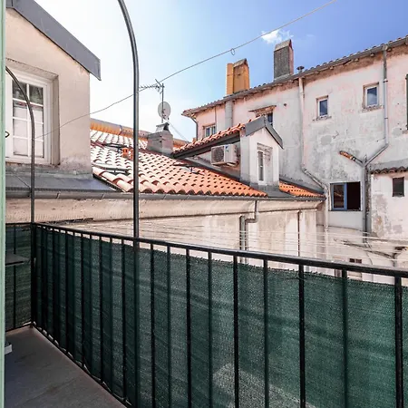Large & Quiet 1 Bdr At Port Nice