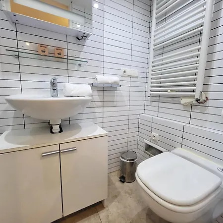 Apartment Au Coeur Du Vieux-nice - Plages - Mezzanine - 3 Personnes - A Pied! *