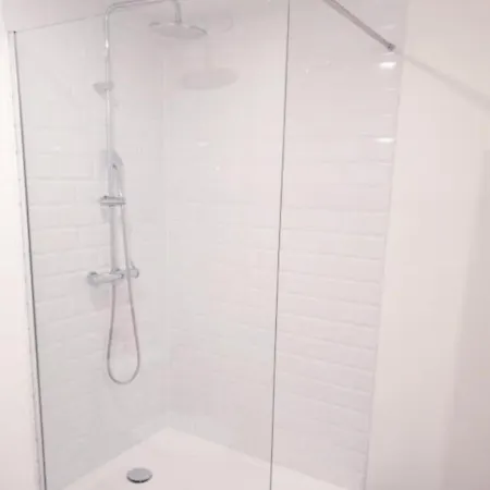 Grand Appartement, 2 Ou 3 Ou 4 Pieces, Tramway Sur Place, Proche Gare Sncf St Augustin 5 Min, Aeroport A 7 Min, Ou Allianz Riviera 10 Min, Palais Nikaia 2 Min , Supermarche Sur Place, Parking Possible Si Disponible Ou Payant A 1000 Metre