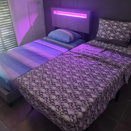 Privative Renove 2024, Climatisation, Tramway Sur Place , 12 Min Centre, 16 Min Plage, Apercu Lateral Mer, 2 Wc Avec 2 Salle De Bain, Private Renovated 2024, Air-conditioned , Tram On Spot, 2 Toilets And 2 Bathrooms B&B
