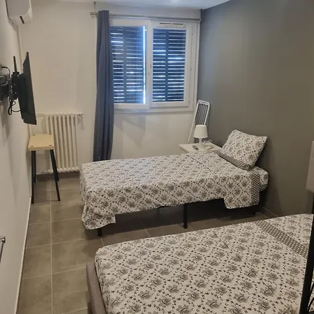Privative Renove 2024, Climatisation, Tramway Sur Place , 12 Min Centre, 16 Min Plage, Apercu Lateral Mer, 2 Wc Avec 2 Salle De Bain, Private Renovated 2024, Air-conditioned , Tram On Spot, 2 Toilets And 2 Bathrooms B&B