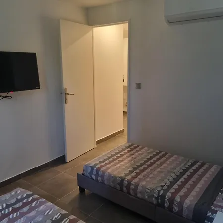 Privative Renove 2024, Climatisation, Tramway Sur Place , 12 Min Centre, 16 Min Plage, Apercu Lateral Mer, 2 Wc Avec 2 Salle De Bain, Private Renovated 2024, Air-conditioned , Tram On Spot, 2 Toilets And 2 Bathrooms B&B