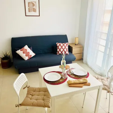 Charming 23 M Near The Sea