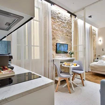 9 Alberti Centre *