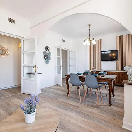 Large 2 Bdr & Garage Apartment