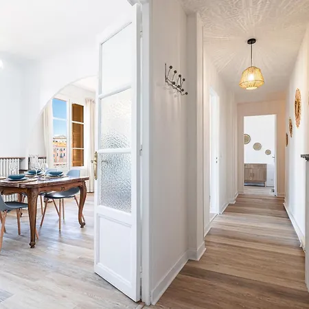 Large 2 Bdr & Garage Apartment *