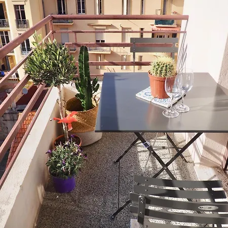 Proche De Liberation Avec Balcon Ensoleille