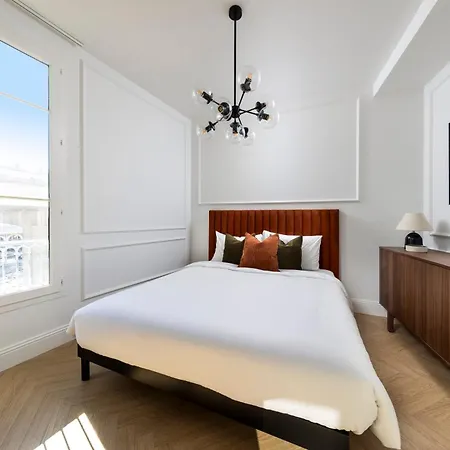 Apartment Designer Floor Sleeps 8 Peaceful Elevator Fiber Wifi, Balcony