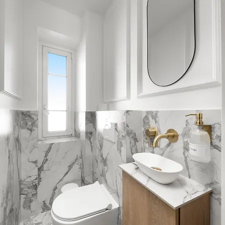Designer Floor Sleeps 8 Peaceful Elevator Fiber Wifi, Balcony Apartment