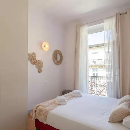 Appartement #57 Notre Dame Balcony & Ac