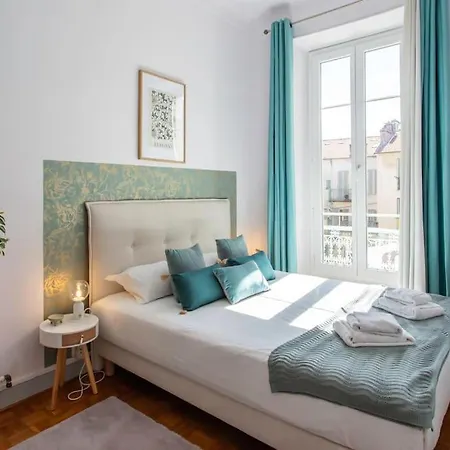 Appartement #57 Notre Dame Balcony & Ac