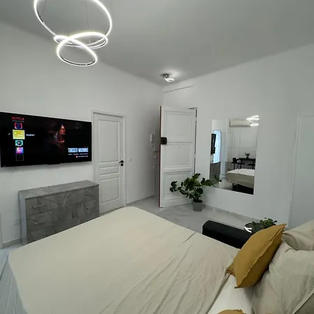 Stylish Modern Near Train Station Apartment *