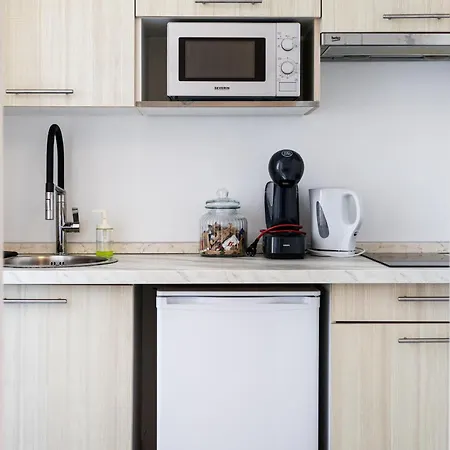 Stylish Modern Near Train Station Apartment *
