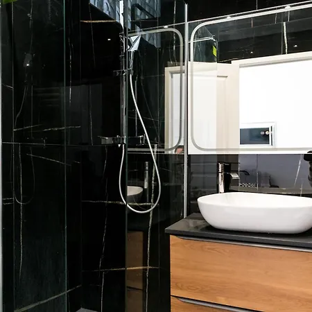 Stylish Modern Near Train Station Apartment *