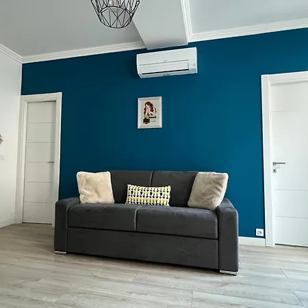 Center 2 Min Walk To Quiet Sunny Balcony Apartment *