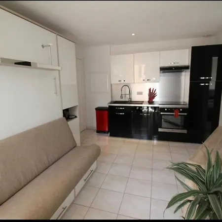 Apartment A 2 Pas De La Place Du Pin Et Port!