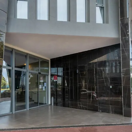 Aparthotel Nemea Arenas Aeroport 4*