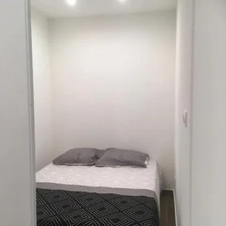 Petit Studio Entierement Renove Avec Terrasse Privative Apartment