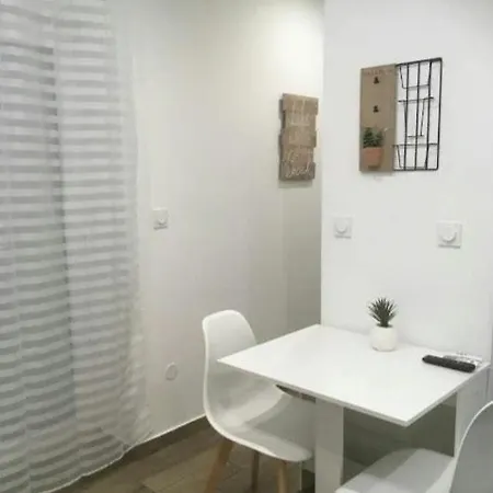 Apartment Petit Studio Entierement Renove Avec Terrasse Privative