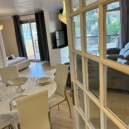 6 People Near Airport Apartment *