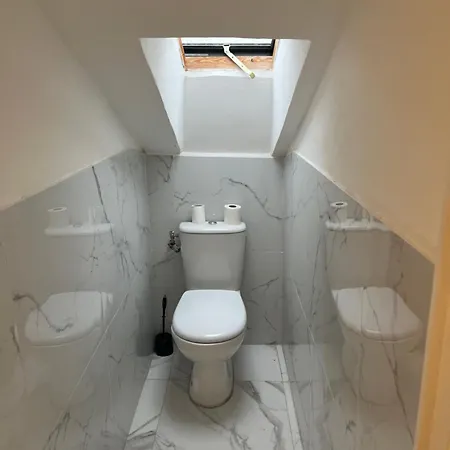 Lyonnais Hostel *
