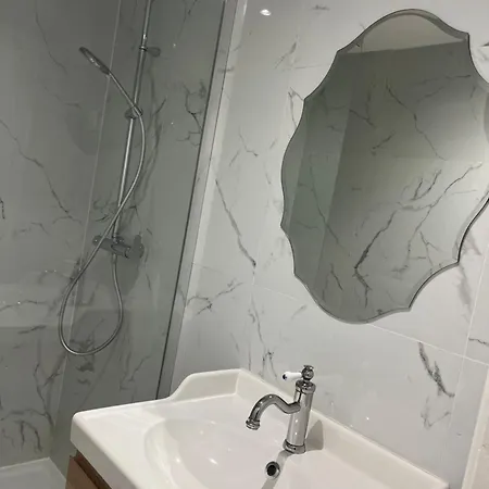 Hostal Lyonnais