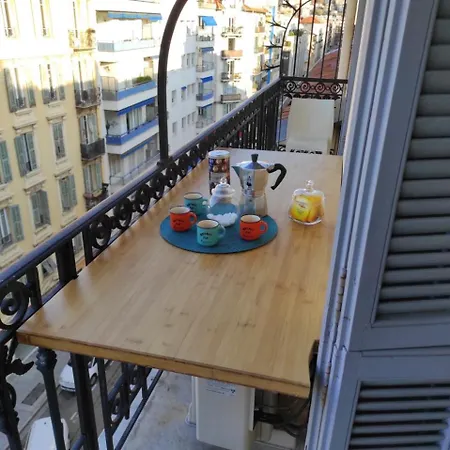 Apartment Pretty And Quiet Floor 2 Bedroom Flat In The Port Area Of Nice