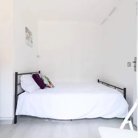 Beautiful & Spacious 2 Bed Near Center Apartment