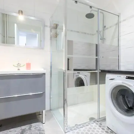 Beautiful & Spacious 2 Bed Near Center Apartment Nice