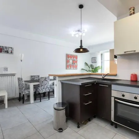 Beautiful & Spacious 2 Bed Near Center *