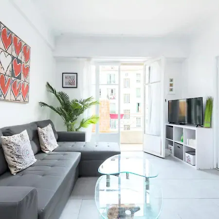 Beautiful & Spacious 2 Bed Near Center Apartment
