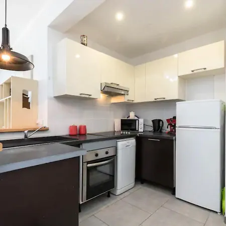 Beautiful & Spacious 2 Bed Near Center Apartment *