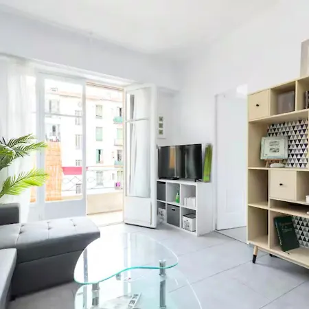 Beautiful & Spacious 2 Bed Near Center *