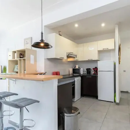 Beautiful & Spacious 2 Bed Near Center Apartment *