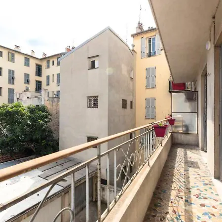 Beautiful & Spacious 2 Bed Near Center Apartment Nice