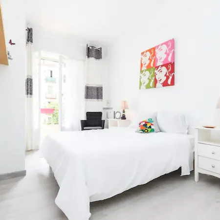 Apartment Beautiful & Spacious 2 Bed Near Center Nice